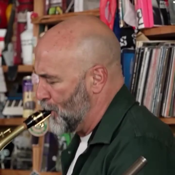 Is There a Free Tiny Desk AI Generator? 8 Tools Compared
